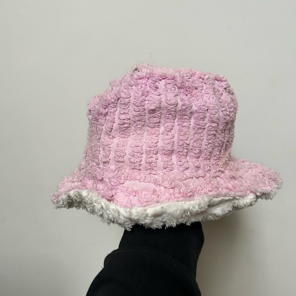 Fuzzy handmade bucket hat - Picture 3 of 4